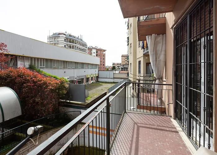 Guesthost - Forlanini - Functional Studio With Balcony!